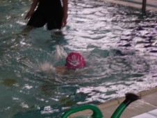 Matylda zkouší, jestli ty bonbony nadnáší...